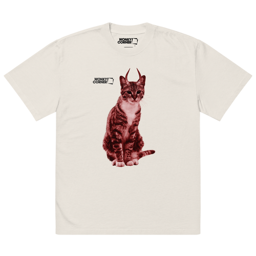 valkoinen t-paita, jossa printattu kissa jolla on sarvetProduct mockup