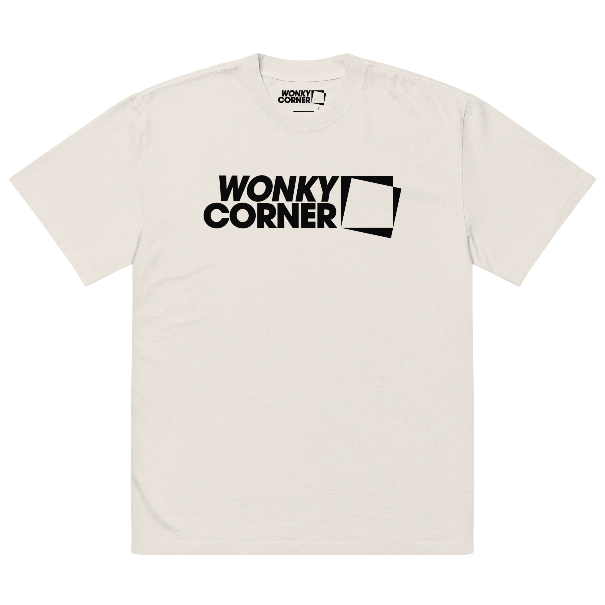 valkoinen t-paita, jossa wonky corner -logoprintti